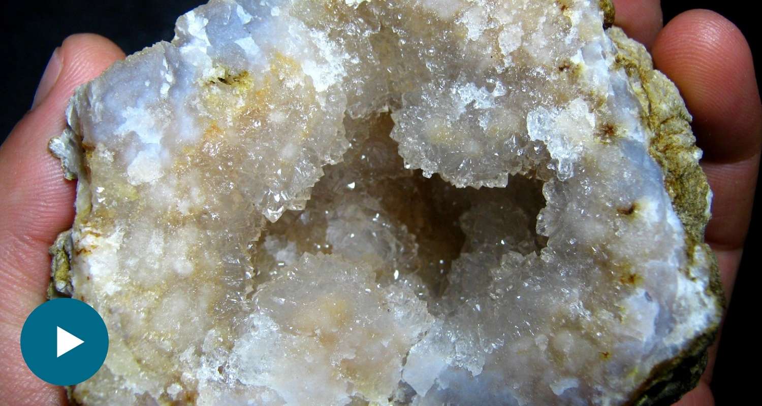 CALCEDÔNIA: VARIEDADE DO QUARTZO CRIPTOCRISTALINO