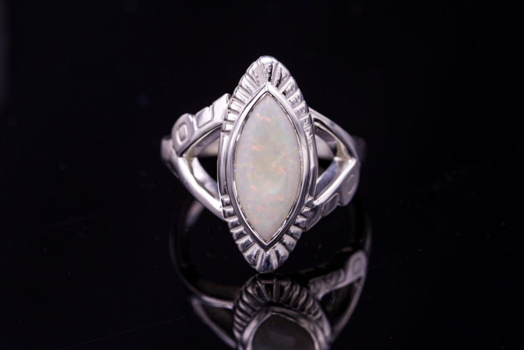 Anel Navette com estilo Art Déco, apresentando uma grande opala branca de 7 x 15 mm em corte marquise da Austrália. Foto © CustomMade . Usado com permissão.