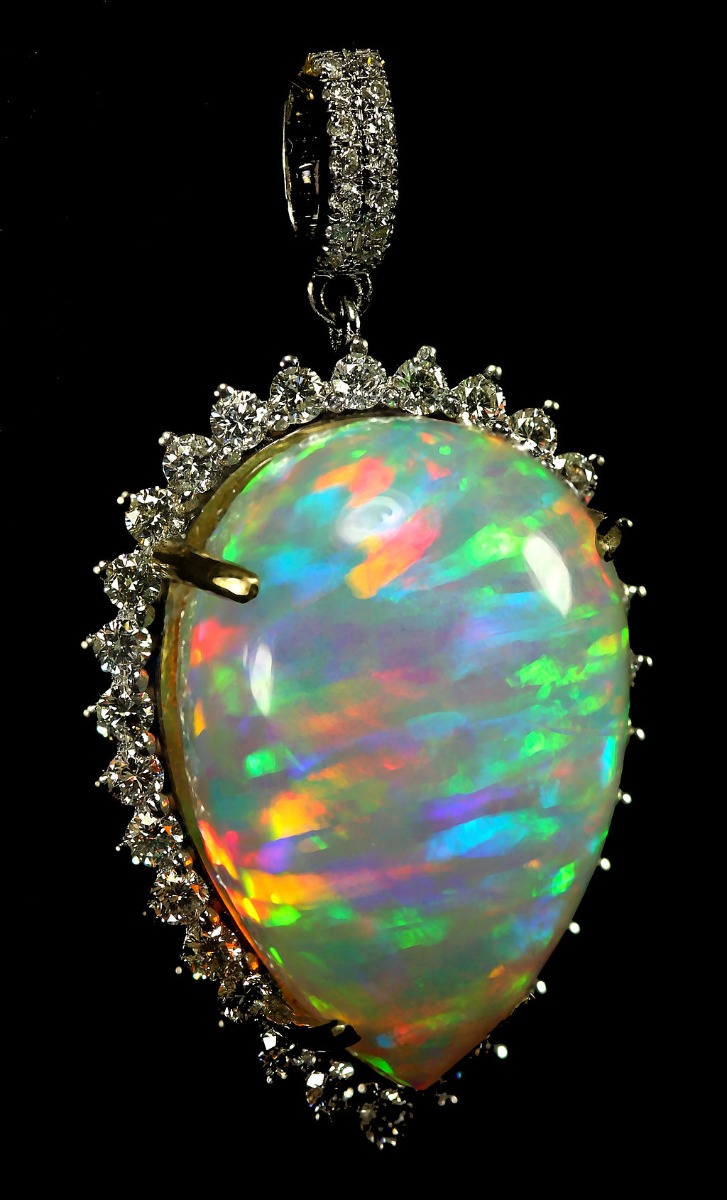 Opala Welo etíope de 20,05 ct, incrustada em ouro de 14 quilates e rodeada de diamantes. Foto de Doxymo . Licenciado sob CC By-SA 4.0 .