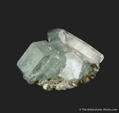 Este espécime de cristal apresenta um aglomerado de águas-marinhas azuis claras, bem como um cristal de quartzo incolor, todos cultivados em uma matriz de muscovita. 6,2 x 5,2 x 3,1 cm, mina Pingwu, Mt Xuebaoding, Pingwu Co., Mianyang, Sichuan, China. © Rob Lavinsky, www.iRocks.com . 